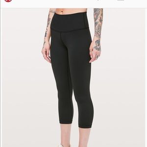 Lululemon Black 21” Cropped Leggings - Size 4